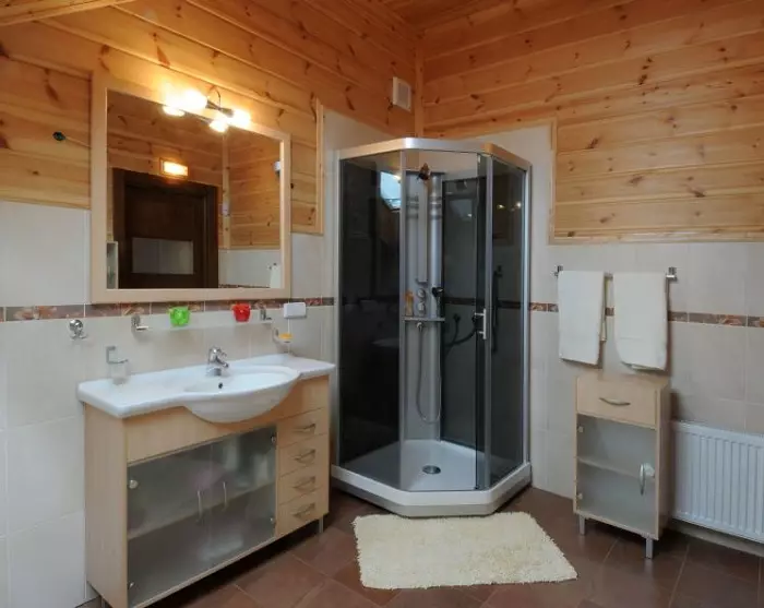 Ванна кімната в дерев'яному будинку (97 фото): дизайн і обробка душової в будинку з бруса, цікаві рішення для інтер'єру, варіанти облаштування 10138_51