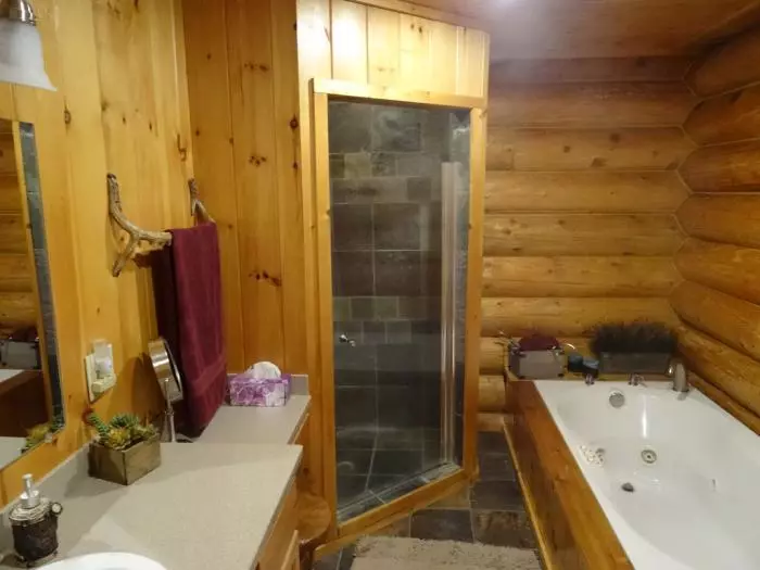 Ванна кімната в дерев'яному будинку (97 фото): дизайн і обробка душової в будинку з бруса, цікаві рішення для інтер'єру, варіанти облаштування 10138_52