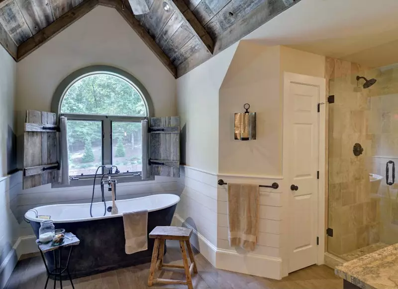 Ванна кімната в дерев'яному будинку (97 фото): дизайн і обробка душової в будинку з бруса, цікаві рішення для інтер'єру, варіанти облаштування 10138_76