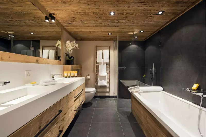 Ванна кімната в дерев'яному будинку (97 фото): дизайн і обробка душової в будинку з бруса, цікаві рішення для інтер'єру, варіанти облаштування 10138_84
