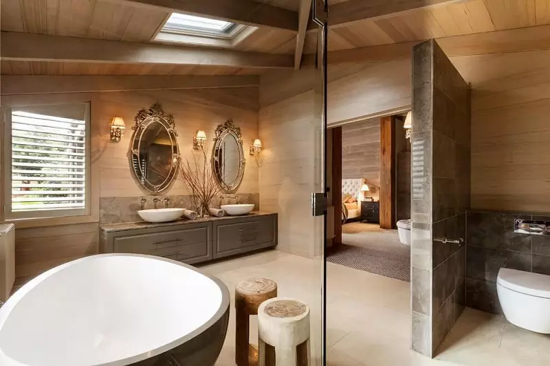 Ванна кімната в дерев'яному будинку (97 фото): дизайн і обробка душової в будинку з бруса, цікаві рішення для інтер'єру, варіанти облаштування 10138_85
