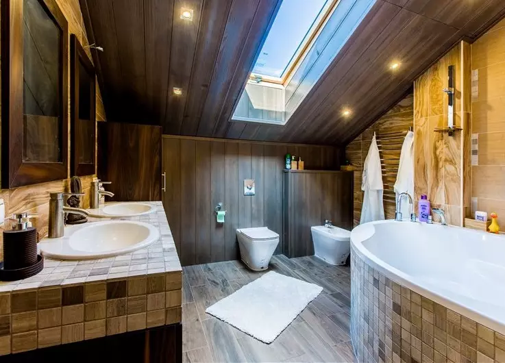 Ванна кімната в дерев'яному будинку (97 фото): дизайн і обробка душової в будинку з бруса, цікаві рішення для інтер'єру, варіанти облаштування 10138_96