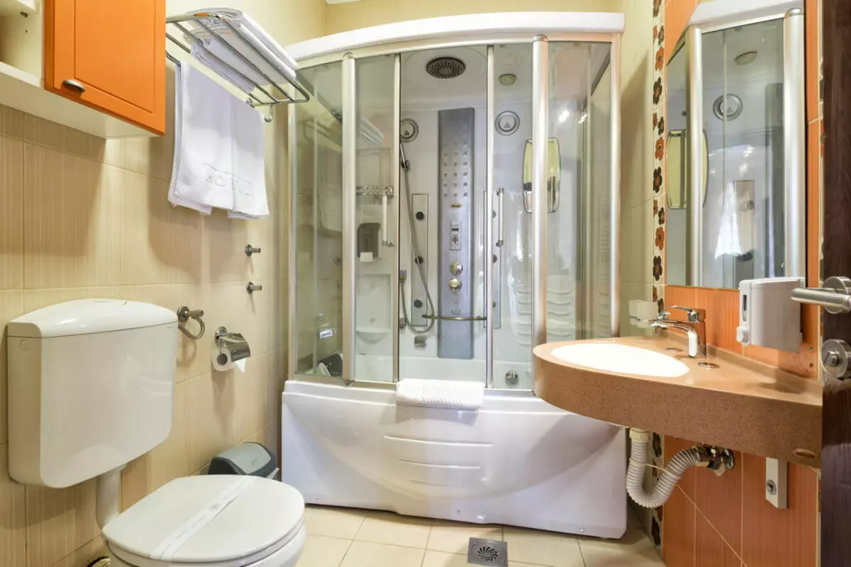 Угаалгын өрөөний дизайны 4 хавтгай дөрвөлжин метр. M (97 зураг): 4 квадратын орон сууцны орчин үеийн дотоод засал чимэглэл 4 хавтгай дөрвөлжин метр, төлөвлөлтийн санааг төлөвлөх 10139_85