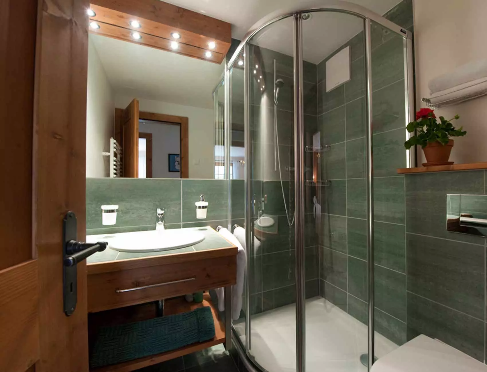 Banyo tasarımı 4 metrekare. M (97 Fotoğraf): Küçük bir oda modern iç tasarımları 4 metrekare, planlama fikirleri 10139_86