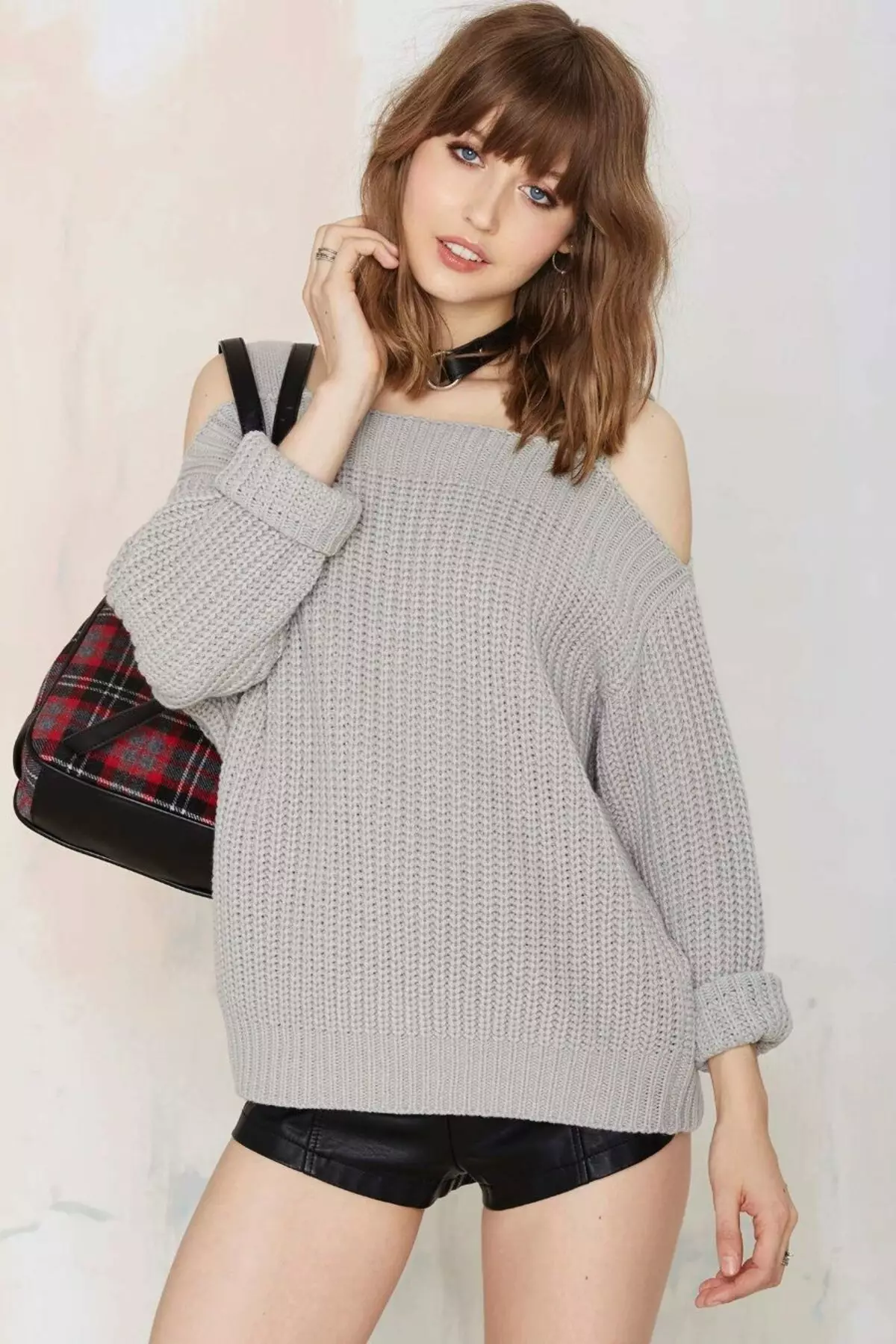 Sweater met open schouders (50 foto's): met één open schouder, met uitsparingen op schouders, lange mouwen, met wat te dragen 1013_12