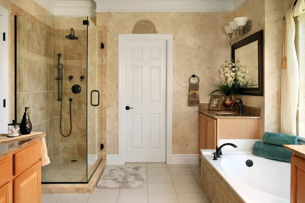 Dekoratívne kúpeľňové omietky (56 fotografií): benátsky a iný druh vlhkosti pre interiérové ​​nástenné dekorácie, možnosti dizajnu 10140_43