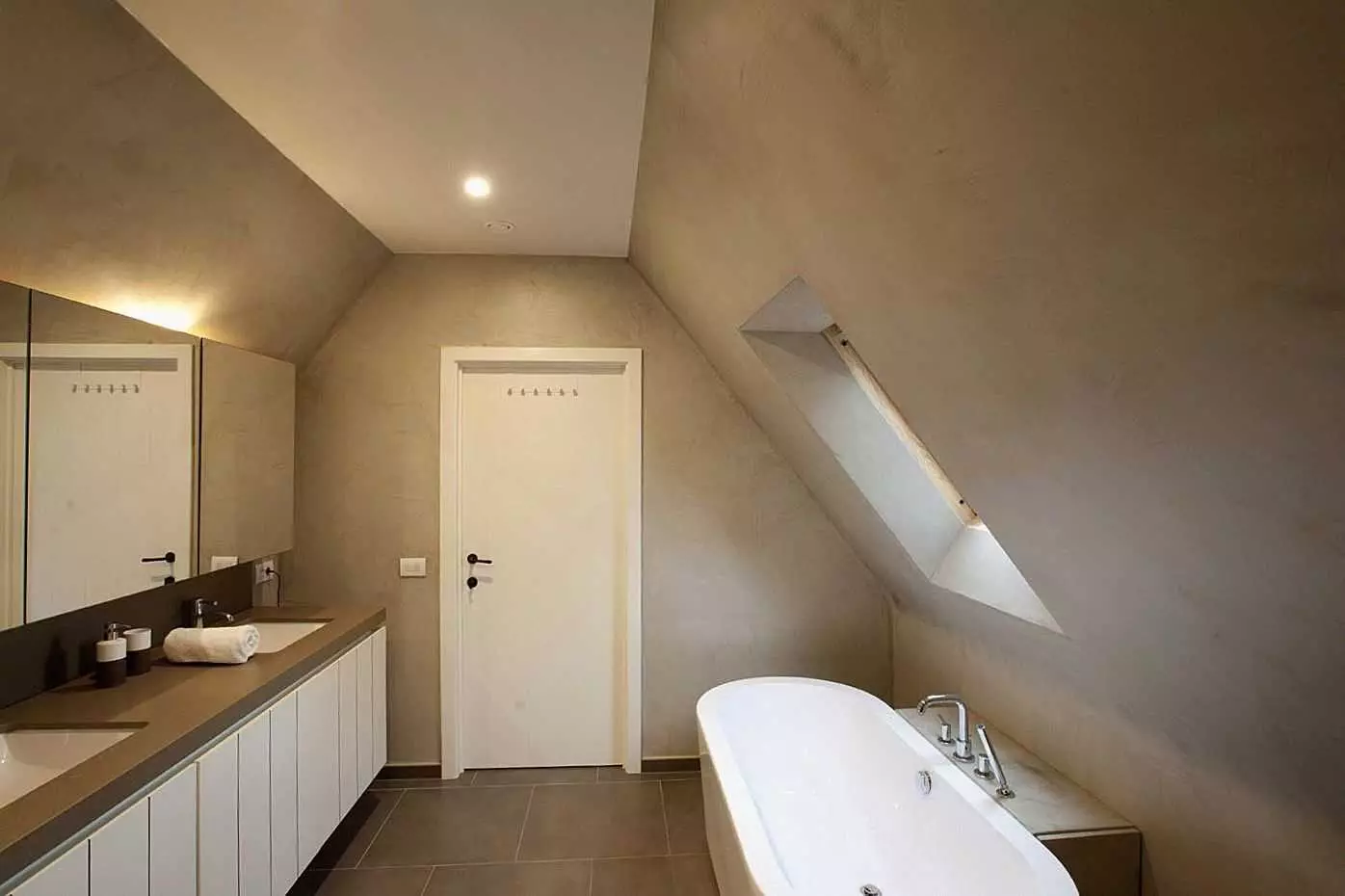 Dekorativní koupelna Sádra (56 fotek): Vlhkost odolné venátské a jiné druhy pro vnitřní stěnu dekorace, možnosti designu 10140_8