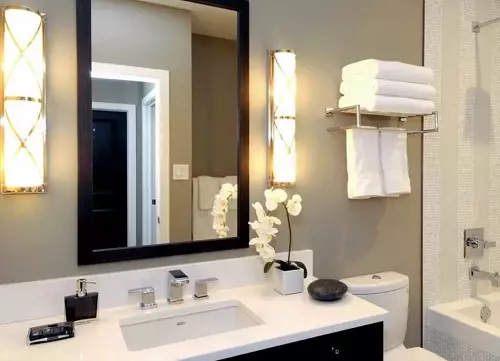 Осветљење за огледало у купатилу: Како одабрати лампу у купатилу за огледало од 45 цм и 80к80 цм? Осветљење уз помоћ Сцонце и других опција 10141_13