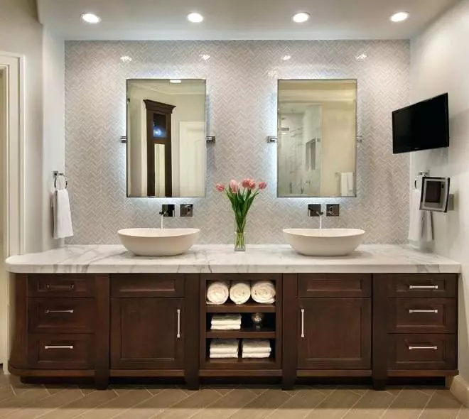 Belysning för spegeln i badrummet: Hur man väljer en lampa i badrummet för en 45 cm spegel och 80x80 cm? Belysning med hjälp av sconce och andra alternativ 10141_20