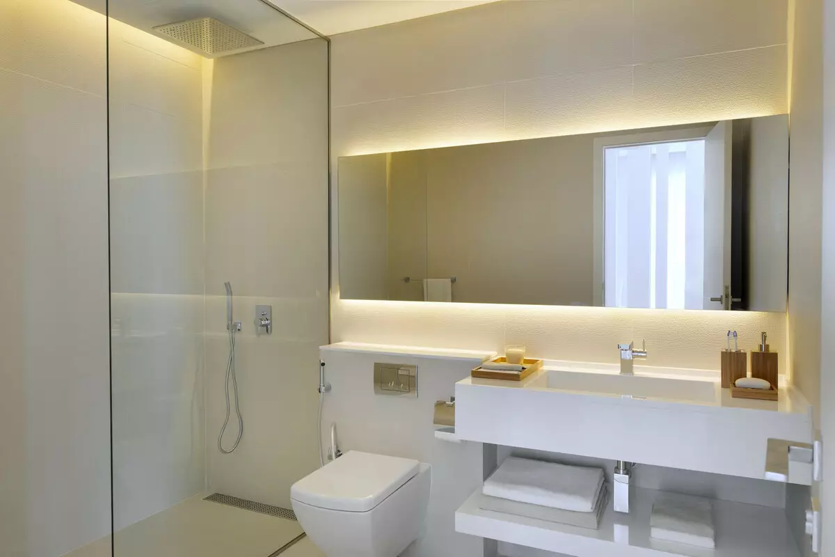 Осветљење за огледало у купатилу: Како одабрати лампу у купатилу за огледало од 45 цм и 80к80 цм? Осветљење уз помоћ Сцонце и других опција 10141_38