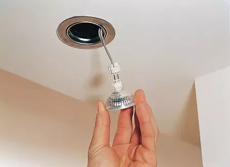 Belysning för spegeln i badrummet: Hur man väljer en lampa i badrummet för en 45 cm spegel och 80x80 cm? Belysning med hjälp av sconce och andra alternativ 10141_70