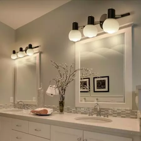 Belysning för spegeln i badrummet: Hur man väljer en lampa i badrummet för en 45 cm spegel och 80x80 cm? Belysning med hjälp av sconce och andra alternativ 10141_73