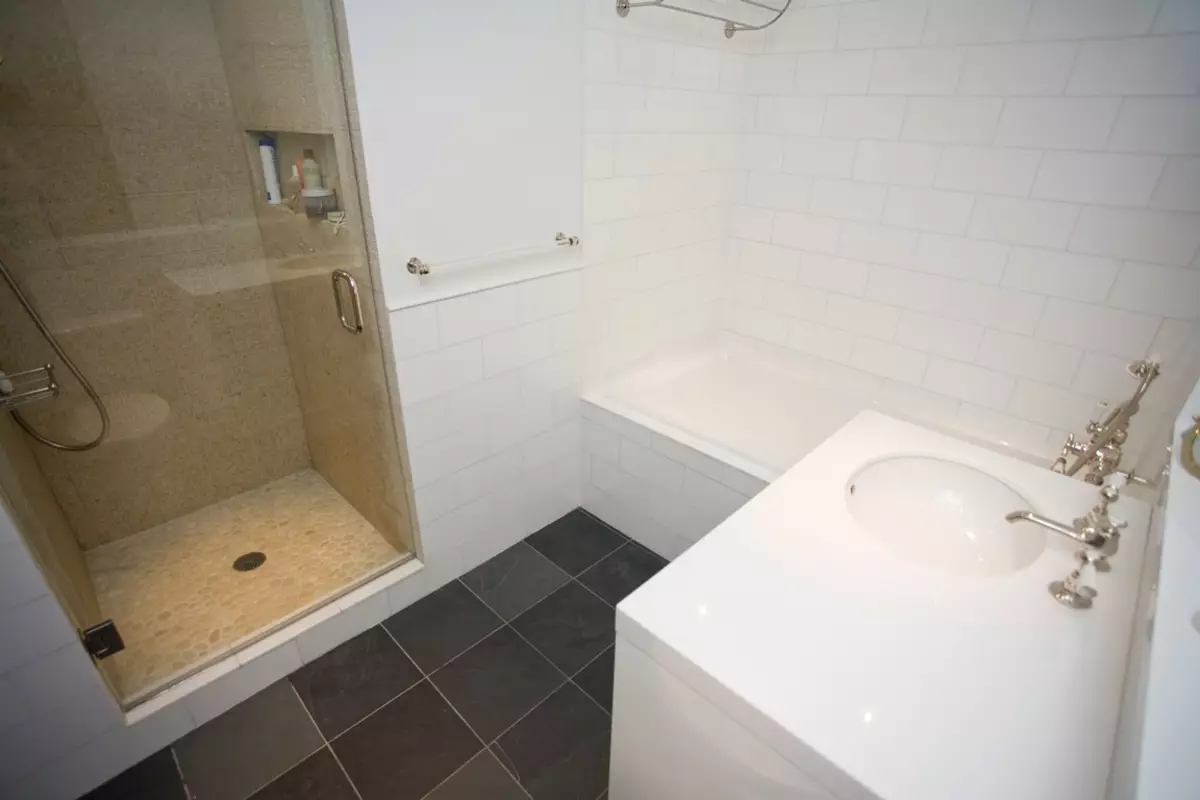 ห้องน้ำใน Khrushchev (97 รูป): การออกแบบห้องเล็ก ๆ ตัวเลือกการตกแต่งห้องพักขนาดเล็กมาตรฐานตัวอย่างภายใน 10144_24