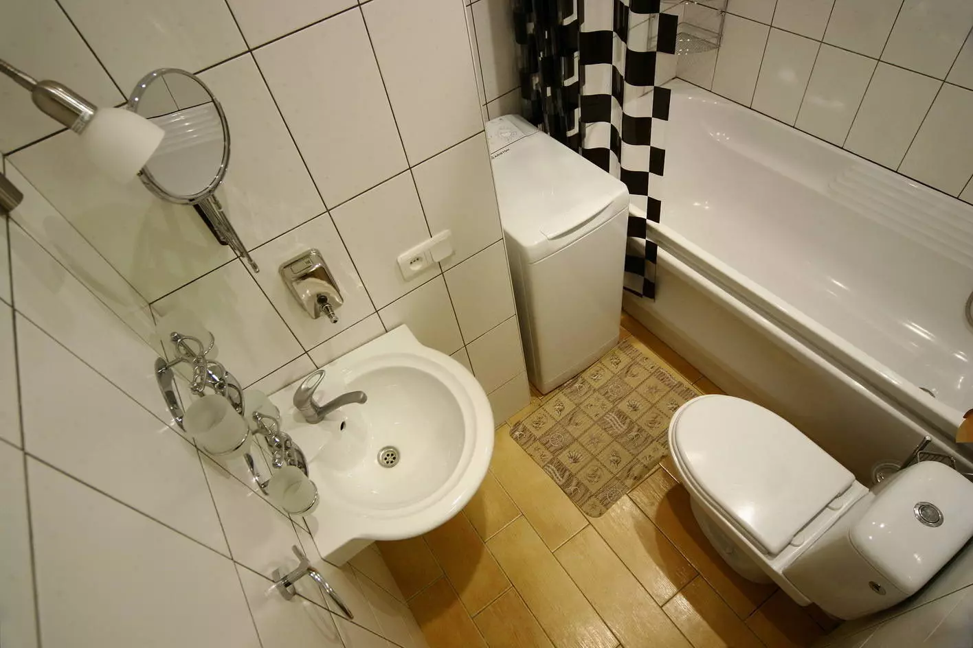 Phòng tắm ở Khrushchev (97 ảnh): Thiết kế phòng nhỏ, Tùy chọn hoàn thiện, Phòng nhỏ tiêu chuẩn Ví dụ: Nội thất Nội thất 10144_29