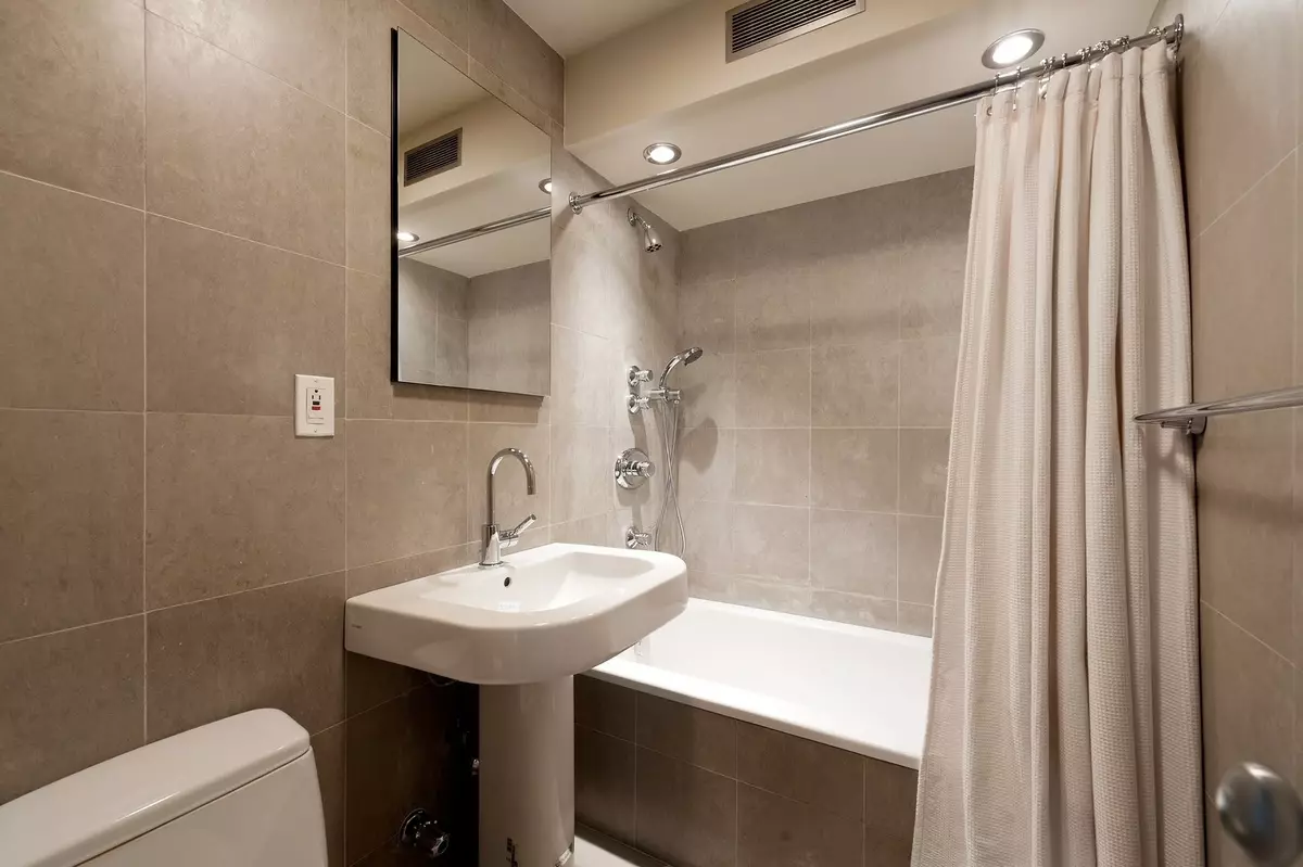 Banyo sa Khrushchev (97 mga larawan): Little room design, finishing options, standard small rooms interior examples 10144_33