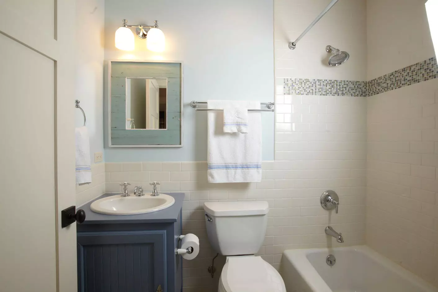 حمام در خروشچف (97 عکس): طراحی اتاق کوچک، گزینه های اتمام، استاندارد های استاندارد اتاق های داخلی 10144_35