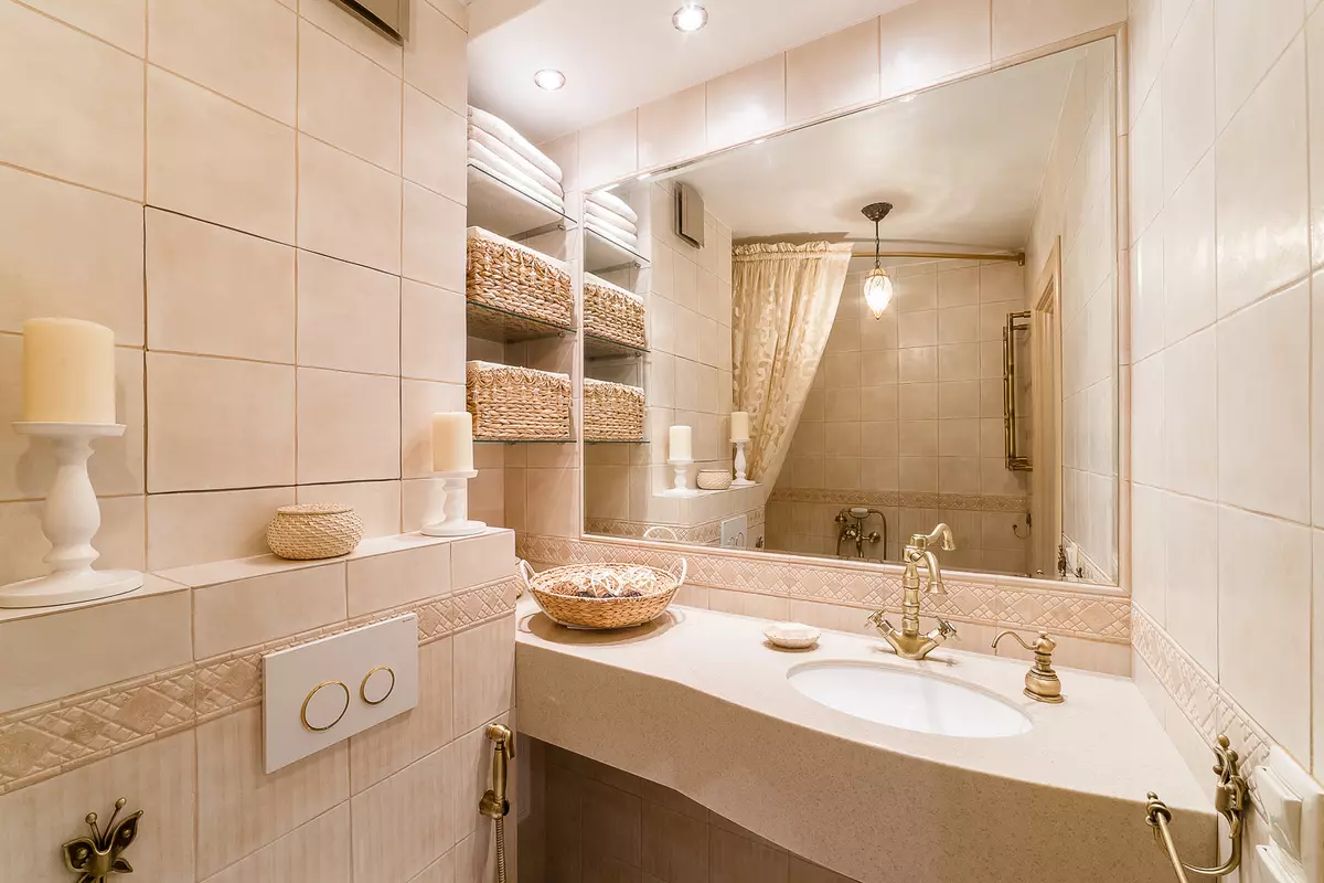 حمام در خروشچف (97 عکس): طراحی اتاق کوچک، گزینه های اتمام، استاندارد های استاندارد اتاق های داخلی 10144_51