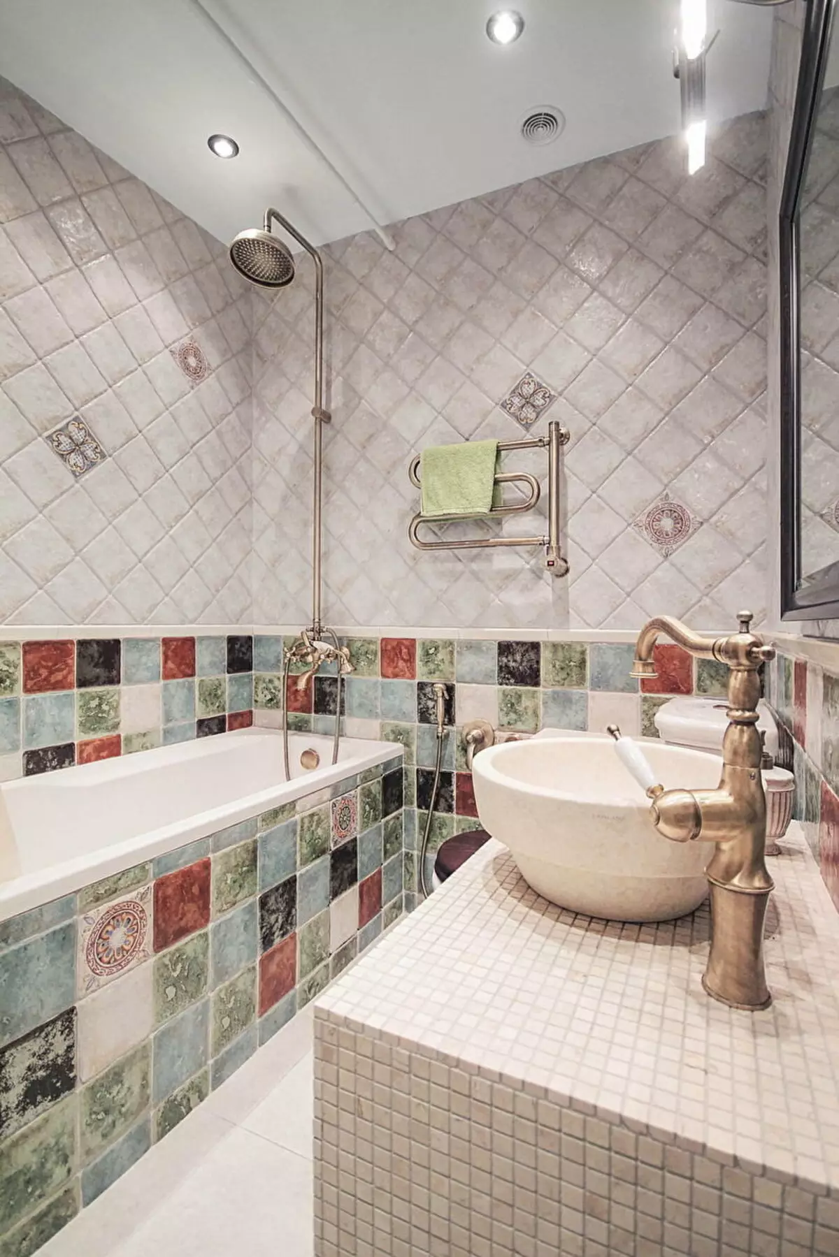 Badeværelse i Khrusjtchev (97 Billeder): Little Room Design, Afslutningsmuligheder, Standard Små værelser Indvendige eksempler 10144_64