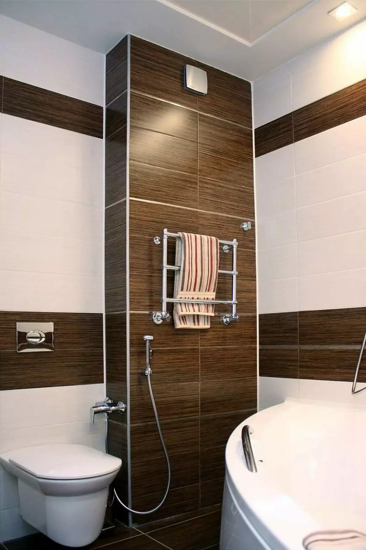 Μπάνιο στο Χρουστσόφ (97 φωτογραφίες): Μικρή σχεδίαση δωματίου, επιλογές φινιρίσματος, τυποποιημένα μικρά δωμάτια Εσωτερικά παραδείγματα 10144_72