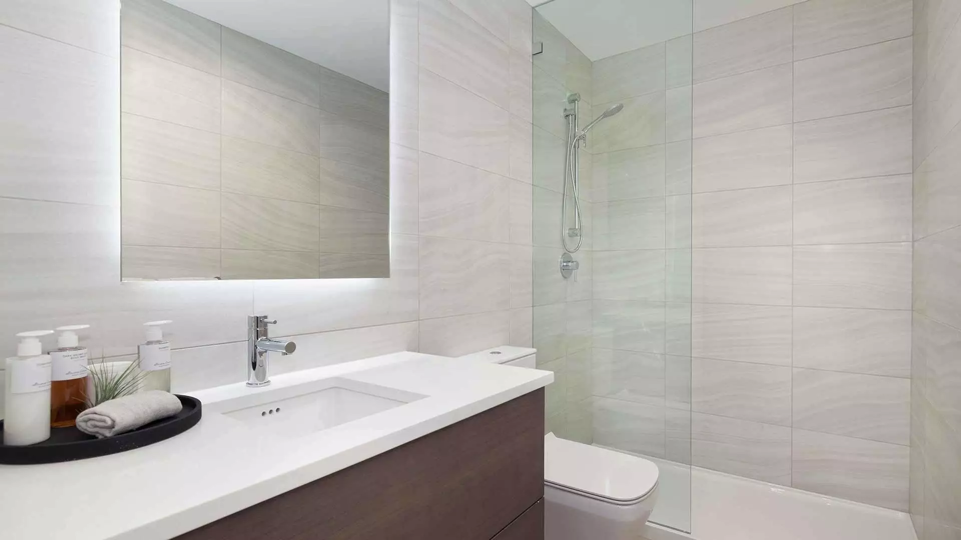 حمام در خروشچف (97 عکس): طراحی اتاق کوچک، گزینه های اتمام، استاندارد های استاندارد اتاق های داخلی 10144_79