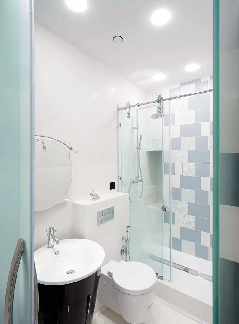 Badeværelse i Khrusjtchev (97 Billeder): Little Room Design, Afslutningsmuligheder, Standard Små værelser Indvendige eksempler 10144_91