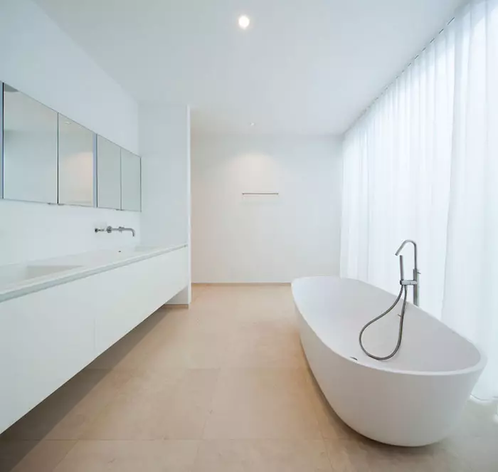 Vonios kambario dizainas (170 nuotraukų): projektai 2021 ir interjero dizaino idėjos. Kaip aprūpinti kambarį? Paprastos ir elitinės galimybės organizuoti nuo dizainerių 10147_42