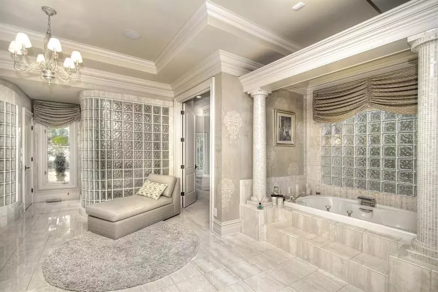 बाथरूम डिजाइन (170 फोटो): परियोजनाएं 2021 और इंटीरियर डिजाइन विचार। कमरे को कैसे लैस करें? डिजाइनरों से व्यवस्था के लिए सरल और अभिजात वर्ग विकल्प 10147_52