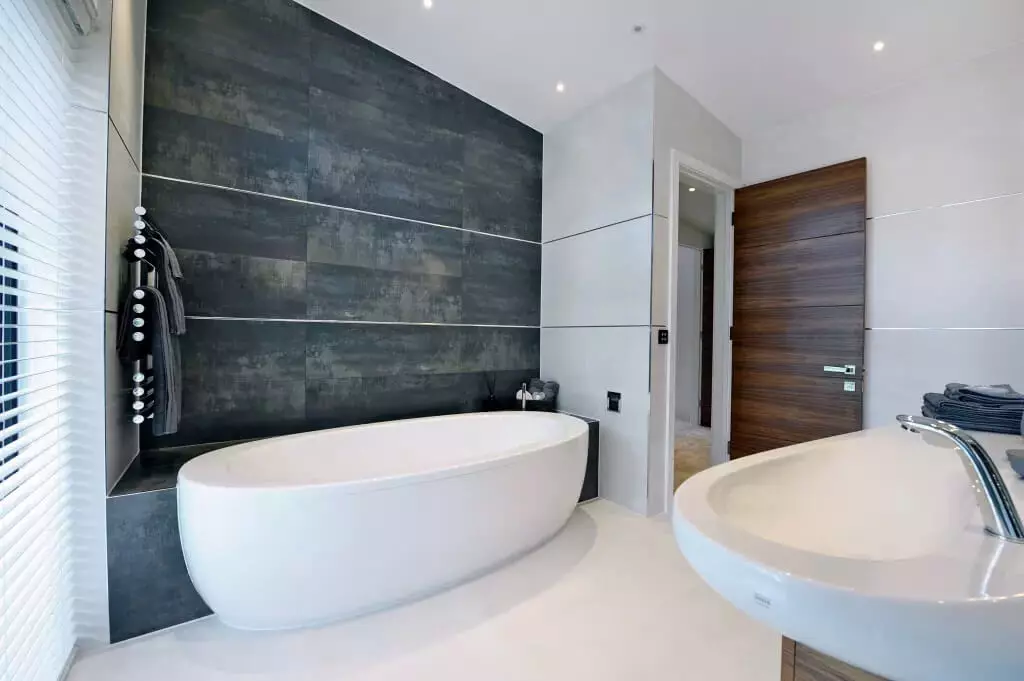 Kúpeľňa Design (170 fotiek): Projekty 2021 a nápady na dizajn interiéru. Ako vybaviť izbu? Jednoduché a elitné možnosti pre usporiadanie od dizajnérov 10147_82