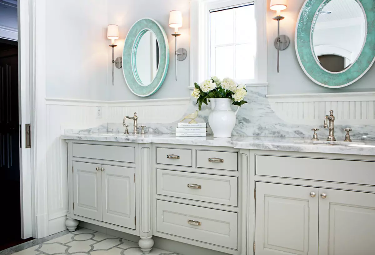 Зеркала и мебель для ванны. Мебель для ванной комнаты классика. Зеркало над раковиной классика. Ванна с двумя раковинами. Мебель для ванной комнаты на 2 раковины.