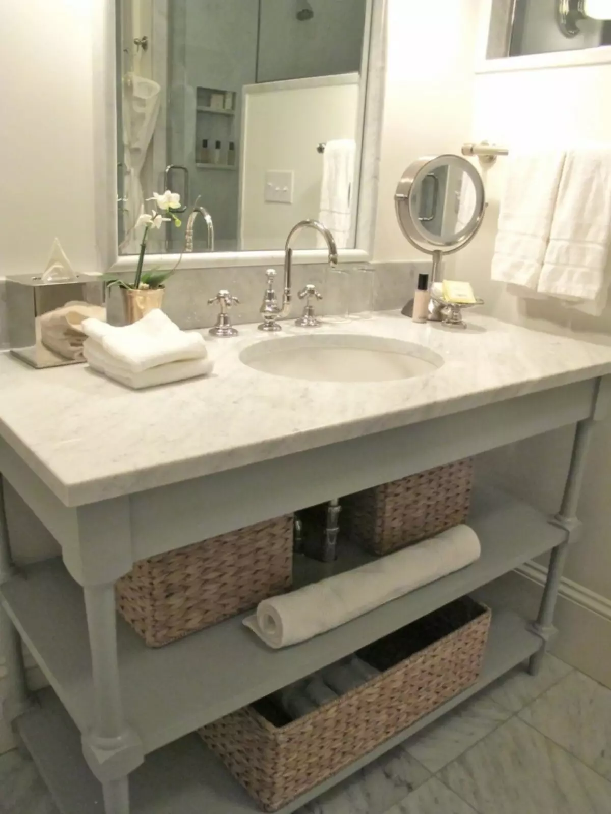 Soportes de baño: mesas de baño de variedades, descripción general de la marca IKEA y otros, soportes de madera y otros 10150_14
