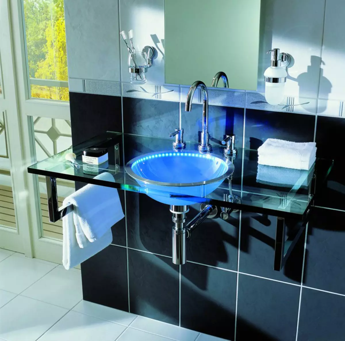 Bath Stands: Varieties Banyo Tables, IKEA Brand Pangkalahatang-ideya at iba pa, kahoy na nakatayo at iba pa 10150_28