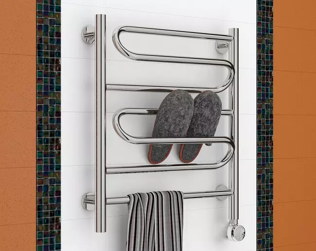 Elektriske håndklædeskinner til badeværelset: modeller med termostat og uden. Hvordan vælger du en slange? Ejerskabsanmeldelser 10151_11