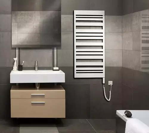 Elektriske håndklædeskinner til badeværelset: modeller med termostat og uden. Hvordan vælger du en slange? Ejerskabsanmeldelser 10151_31