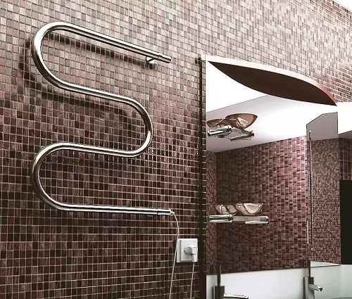 Elektriske håndklædeskinner til badeværelset: modeller med termostat og uden. Hvordan vælger du en slange? Ejerskabsanmeldelser 10151_33