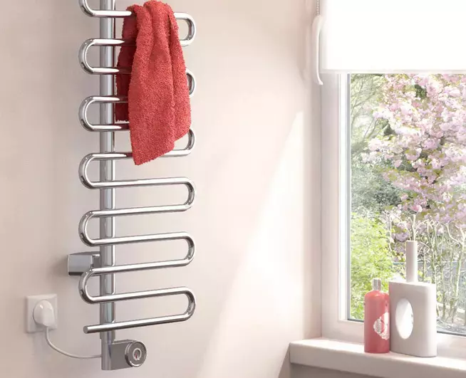 Elektriske håndklædeskinner til badeværelset: modeller med termostat og uden. Hvordan vælger du en slange? Ejerskabsanmeldelser 10151_38