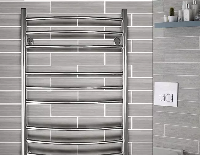 Elektriske håndklædeskinner til badeværelset: modeller med termostat og uden. Hvordan vælger du en slange? Ejerskabsanmeldelser 10151_41