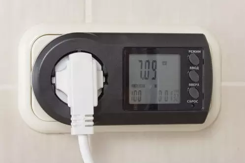 Ujantshi kagesi wethayela wendlu yokugezela: amamodeli ane-thermostat futhi ngaphandle. Ungayikhetha kanjani inyoka? Ukubuyekezwa kobunikazi 10151_59