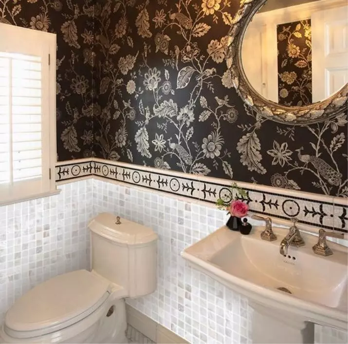 Tapeta v koupelně (120 fotografií): Vlastnosti vodotěsné fotky tapety, omyvatelná samolepicí stěna odolná proti vlhkosti a sklo pro koupelnu. Co je lepší? Recenze 10155_110