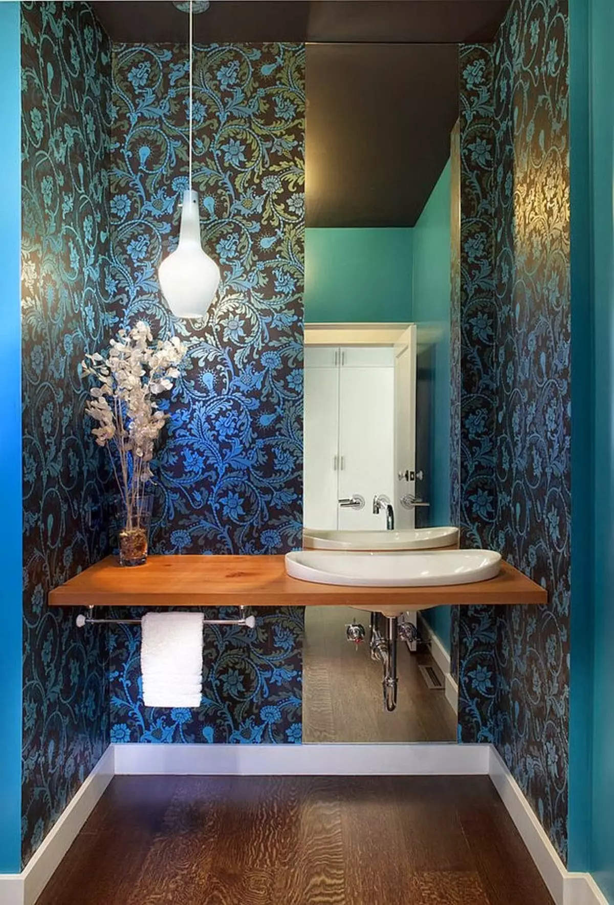 باتھ روم میں وال پیپر (120 فوٹو): باتھ روم کے لئے پنروک تصویر وال پیپر، واش قابل نمی مزاحم خود چپکنے والی وال پیپر اور شیشے کا سامان کی خصوصیات. کیا بہتر ہے؟ جائزے 10155_15