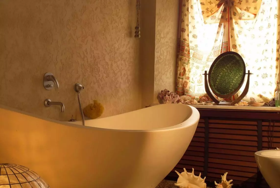 Ταπετσαρία στο μπάνιο (120 φωτογραφίες): Χαρακτηριστικά αδιάβροχο ταπετσαρία φωτογραφιών, πλένονται σε υγρασία Αυξευμένη ταπετσαρία και γυαλικά για το μπάνιο. Τι καλύτερα ταιριάζει; Σχόλια 10155_49
