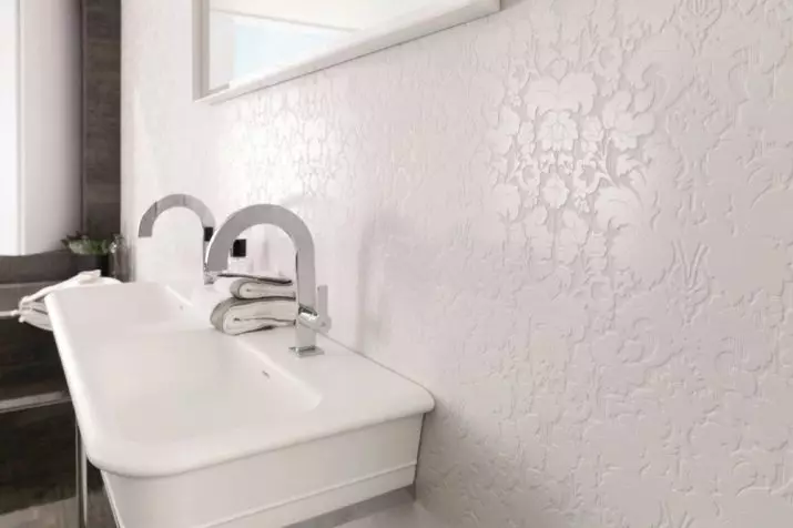 باتھ روم میں وال پیپر (120 فوٹو): باتھ روم کے لئے پنروک تصویر وال پیپر، واش قابل نمی مزاحم خود چپکنے والی وال پیپر اور شیشے کا سامان کی خصوصیات. کیا بہتر ہے؟ جائزے 10155_50