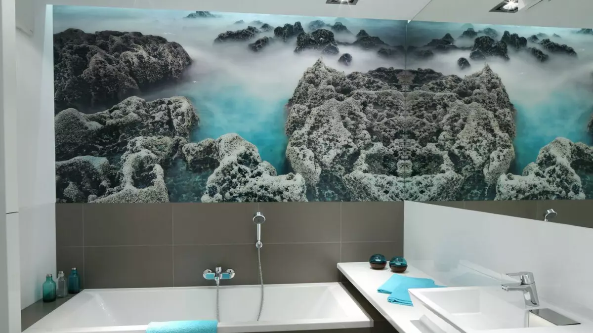 Hình nền trong phòng tắm (120 ảnh): Các tính năng của hình nền ảnh chống nước, có thể giặt được hình nền tự dính chống ẩm và đồ thủy tinh cho phòng tắm. Điều gì phù hợp hơn? Đánh giá 10155_55
