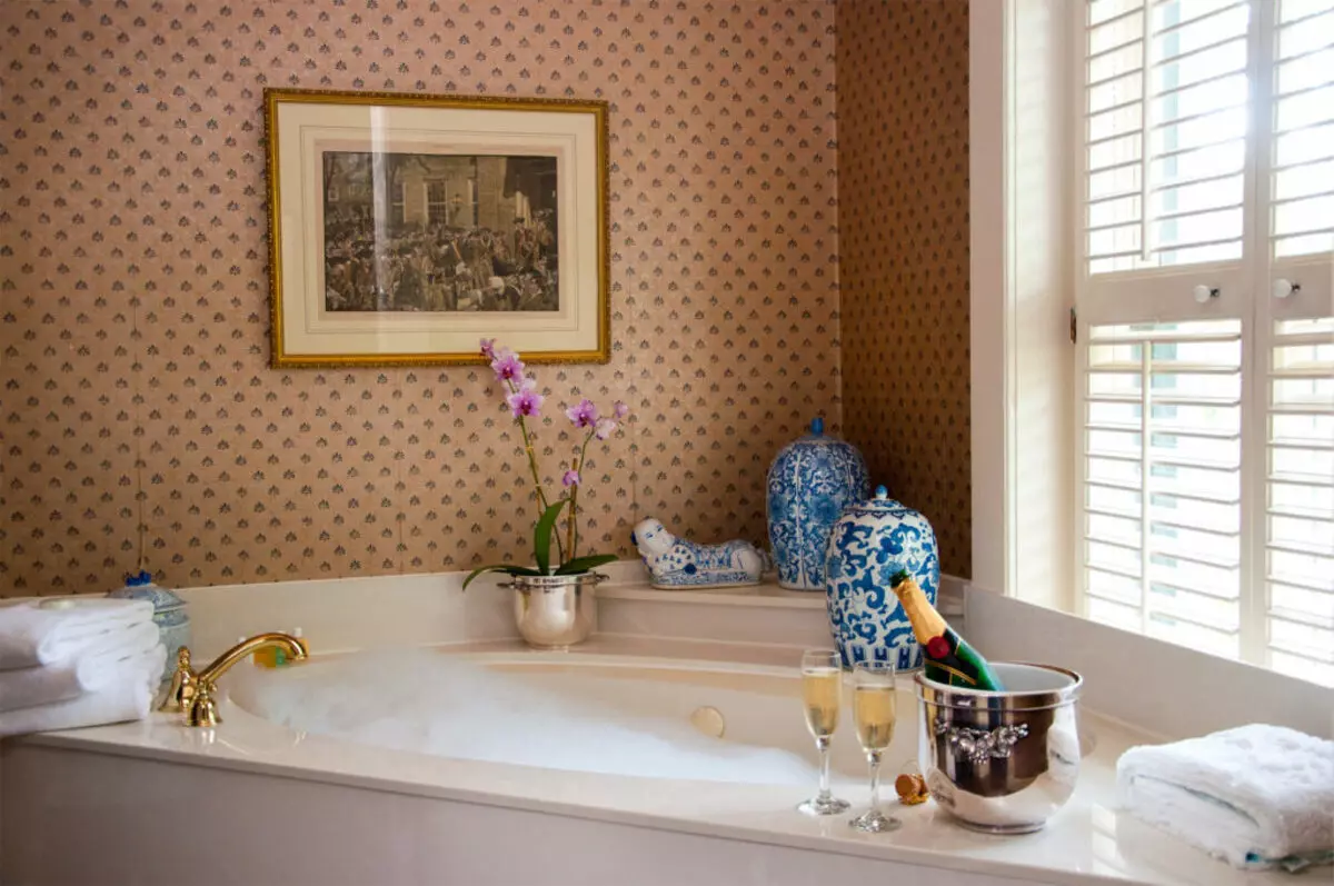 Ταπετσαρία στο μπάνιο (120 φωτογραφίες): Χαρακτηριστικά αδιάβροχο ταπετσαρία φωτογραφιών, πλένονται σε υγρασία Αυξευμένη ταπετσαρία και γυαλικά για το μπάνιο. Τι καλύτερα ταιριάζει; Σχόλια 10155_65