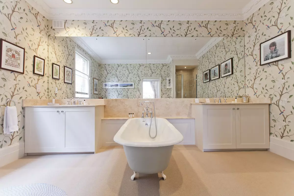 Hình nền trong phòng tắm (120 ảnh): Các tính năng của hình nền ảnh chống nước, có thể giặt được hình nền tự dính chống ẩm và đồ thủy tinh cho phòng tắm. Điều gì phù hợp hơn? Đánh giá 10155_73