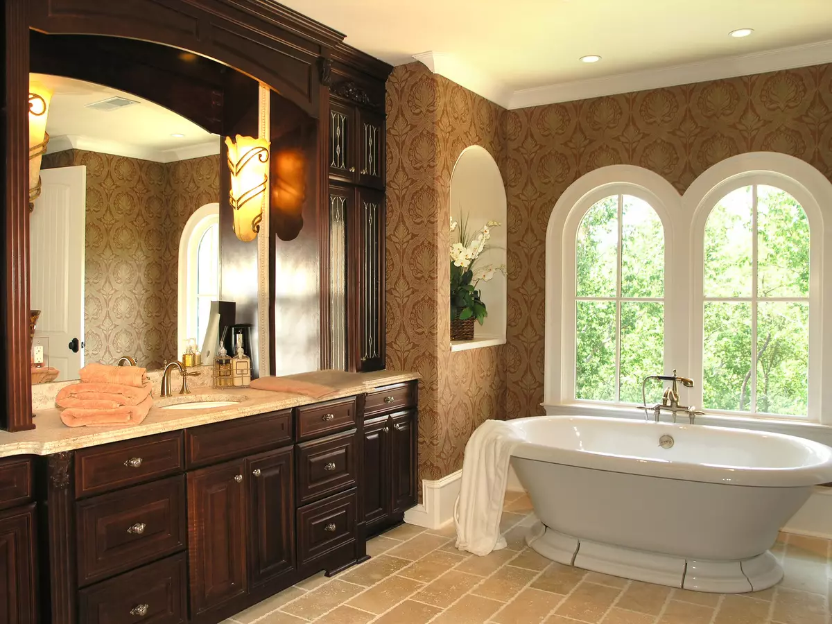 Tapeta v koupelně (120 fotografií): Vlastnosti vodotěsné fotky tapety, omyvatelná samolepicí stěna odolná proti vlhkosti a sklo pro koupelnu. Co je lepší? Recenze 10155_74
