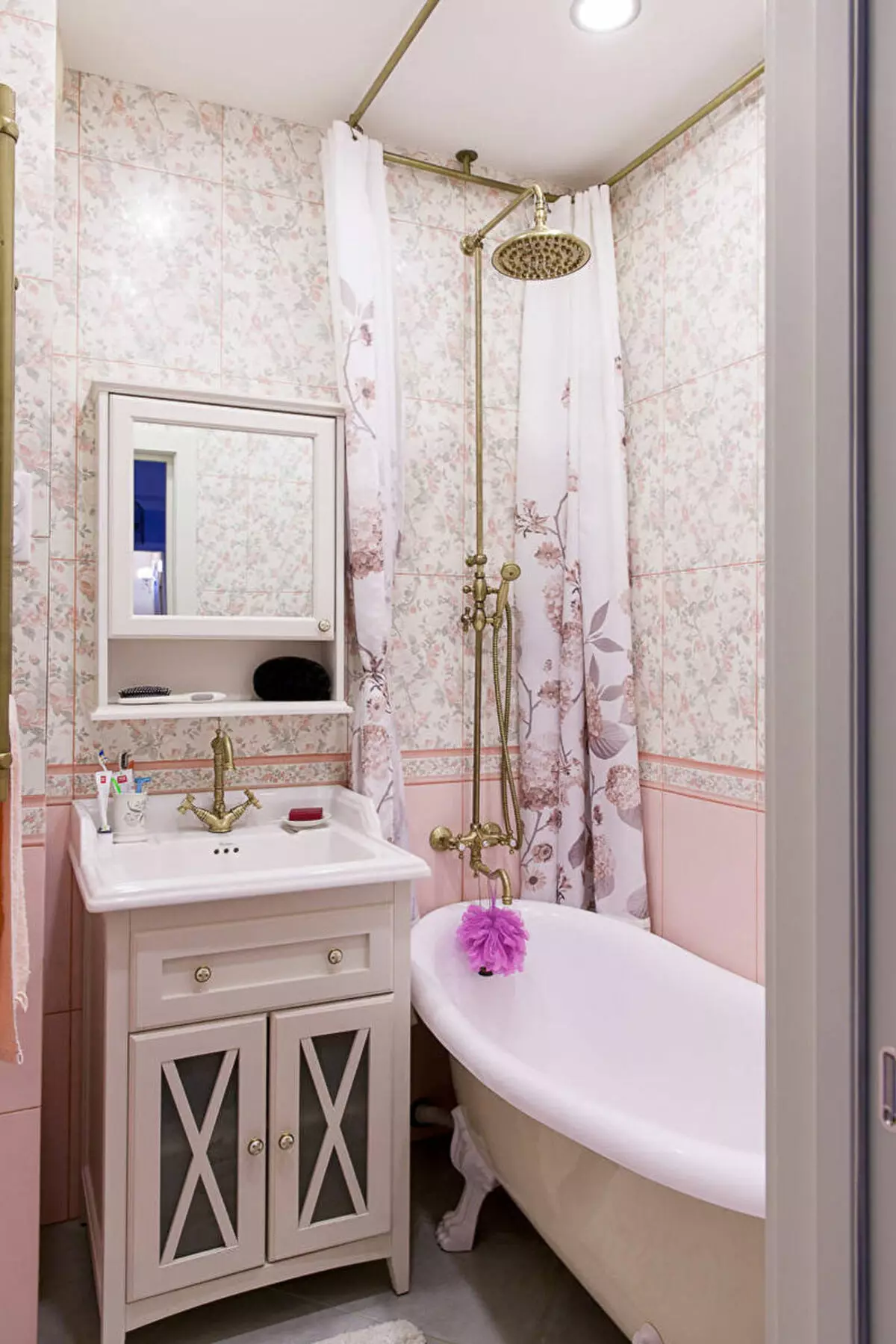 Красивая маленькие ванная. Ванная в стиле Прованс 3кв.м. Ванные комнаты в стиле Прованс. Маленькая ванная комната. Интерьер ванной комнаты в стиле Прованс.