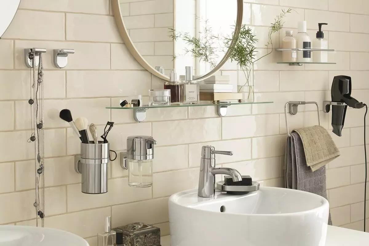 Lisävarusteet kylpyhuoneessa (107 kuvaa): tyypit ja sarjat kylpyhuoneeseen, lisävarusteiden valinta, marmorinen kylpyhuone tarvikkeet Italiasta, esimerkkejä IKEAsta ja muista 10160_72