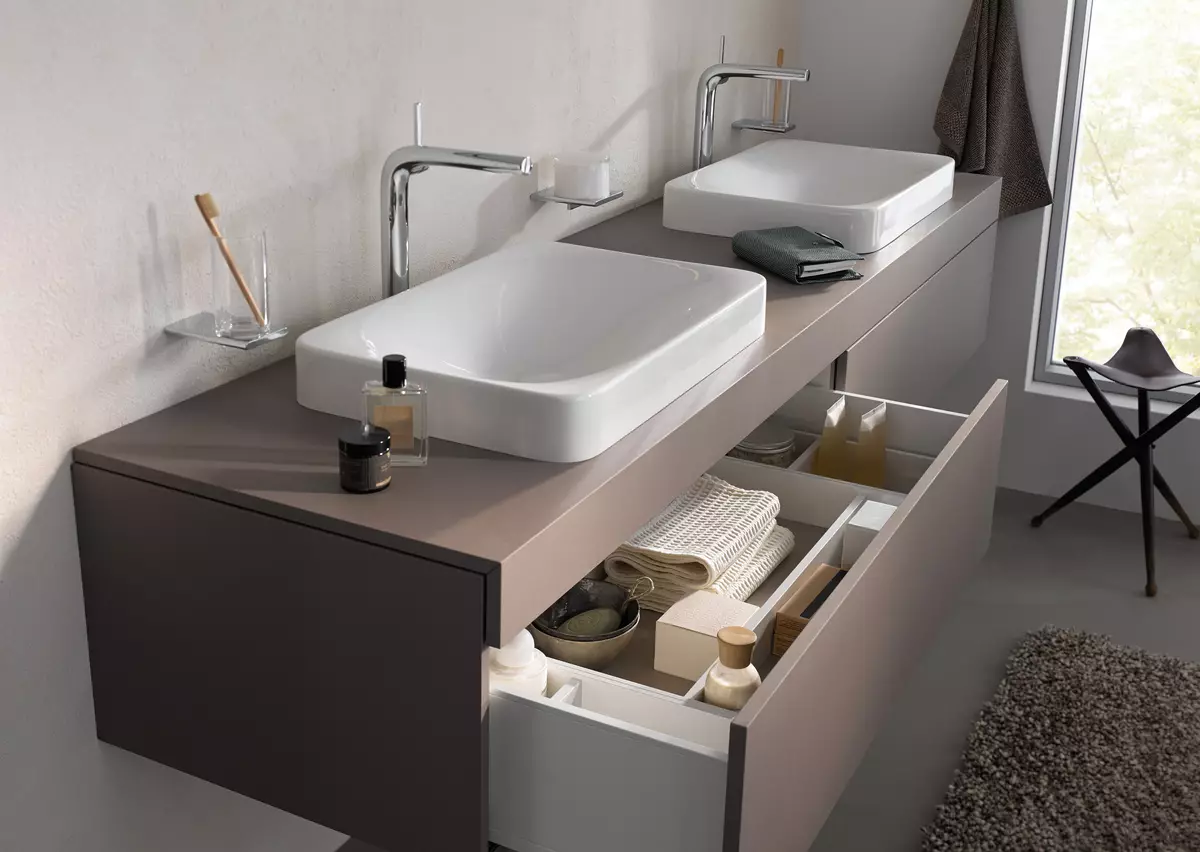 Piederumi vannas istabā (107 fotogrāfijas): veidi un komplekti uz vannas istabu, izvēle aksesuāri, marmora vannas istabas piederumi no Itālijas, piemēri no IKEA un citiem 10160_84