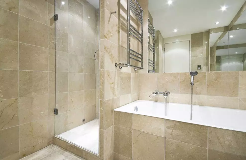 Fürdőszoba (165 fotók): Bath és zuhanyzó egy szobában. Gyönyörű és stílusos példák. A szervezőt választjuk. Ergonómia lehetőségek, tervezés 10167_21