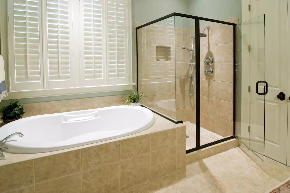 Łazienka (165 zdjęć): wanna i prysznic w jednym pokoju. Piękne i stylowe przykłady. Wybieramy organizatora. Opcje ergonomii, projektowanie 10167_22